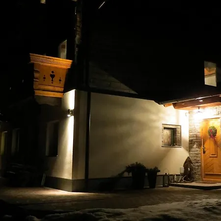 Hartl, Haus アパート ラウリス