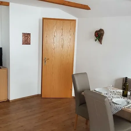 Hartl, Haus ラウリス