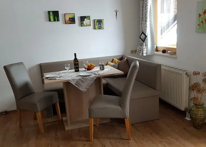 Hartl, Haus 라우리스