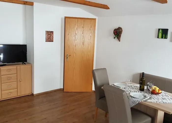 Hartl, Haus 라우리스